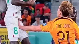 No lance, Kouyaté deu um bonito chapéu no meio-campo e foi atingido por De Jong na parte íntima.