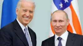 Joe Biden e Vladimir Putin, na época vice-presidente dos EUA e primeiro-ministro da Rússia, em foto de 10 de março de 2011, em Moscou