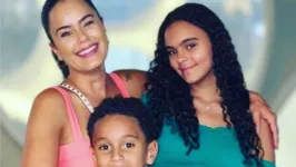 Luciele e o casal de filhos fruto do casamento com o ex-jogador Denilson.