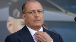 O homem, não identificado, se aproxima de Alckmin aos berros, chamando-o de "cúmplice do ladrão", em referência ao presidente eleito, Luiz Inácio Lula da Silva (PT).