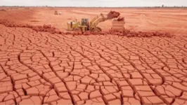 Metodologia Tailings Dry Backfill: solução pioneira permite que os rejeitos inertes da mineração de bauxita sejam devolvidos às áreas já abertas e mineradas.