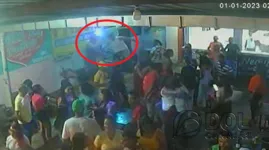 Câmera de vigilância flagrou o momento em que o DJ foi esfaqueado