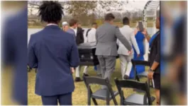 O noivo deixou todos surpresos ao chegar no casamento em um caixão.