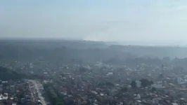 Vista aérea mostra fumaça saindo do lixão do Aurá.