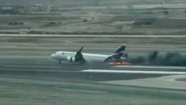 O avião estava prestes a decolar bateu em um veículo do Corpo de Bombeiros que estava circulando na pista.