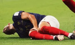 O jogador do Bayern de Munique sofreu a lesão no primeiro tempo da goleada por 4 a 1 sobre a Austrália