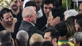 Lula consola a viúva Marcia Aoki. Empresária que acompanhou Pelé em seus últimos anos de vida