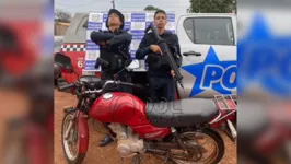 Moto estava estacionada em um bar e policiais desconfiaram da origem por meio da placa