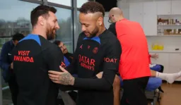 Neymar recebeu Messi com um abraço