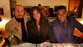 Lewis Hamilton, Iza e Seu Jorge no jantar que deu o que falar entre os internautas.