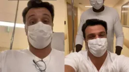 Rodrigo Lombardi apareceu em uma cadeira de rodas dentro de um hospital.