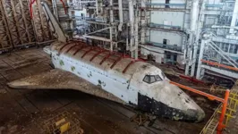 Nave espacial está abrigada em um antigo hangar no Cazaquistão, onde até hoje está apodrecendo.