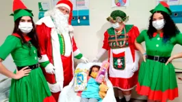 O Papai Noel visitou a instituição e entregou brinquedos doados por colaborares, para cerca de 30 crianças da unidade