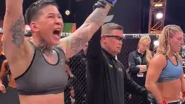 Larissa Pacheco é a nova campeã dos leves na PFL