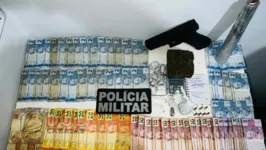 PM flagrou três homens com 12 embalagens contendo substância análoga a maconha, sete munições, uma balança de precisão