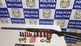 Em poder do acusado foi encontrada uma espingarda calibre 38, espoletas, sacolas de cartucho e pólvora