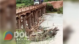 Sobre a ponte apenas veículos pequenos conseguem passar