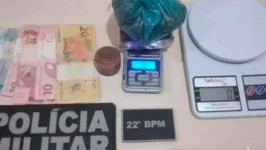 Ao fugir o homem deixou cair uma sacola contendo drogas, duas balanças de precisão e uma certa quantia em dinheiro