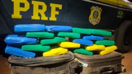A equipe da PRF localizou duas malas contendo 18 tabletes da droga