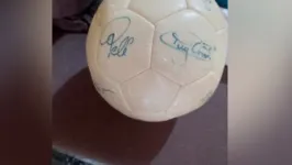 Bola da final do Paulistão 2011 tem os autógrafos de Neymar e Pelé