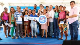 Moradores ao lado do governador em nova entrega do Programa Sua Casa que materializa o sonho de uma moradia melhor