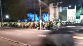 Manifestantes golpistas seguem nas margens da avenida Almirante Barroso, horas após ação policial