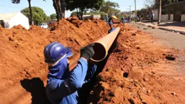 Em relação ao abastecimento de água 84,2% da população total do país tem acesso à rede tratada.