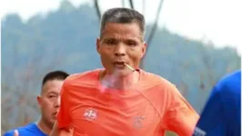 O atleta chinês não se limita apenas a maratonas, mas é um verdadeiro fã de corridas de estrada de resistência: ele também correu 50 km e outra ultramaratona de 12 horas.