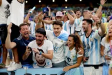 Torcida argentina vibra com a queda do Brasil na Copa