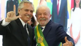 O presidente da Argentina, Alberto Fernánde, cumprimenta o presidente Luiz Inácio Lula da Silva no Palácio do Planalto