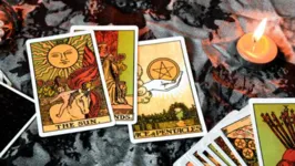 A astróloga Mhoni Seer usou as cartas do tarot para fazer suas previsões.