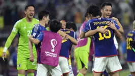 Tanaka comemora com os jogadores a virada do Japão contra a Espanha na Copa do Mundo