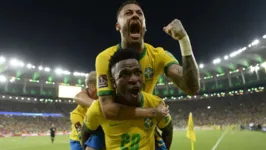 Vini Jr e Neymar estão na lista dos melhores atacantes do mundo.