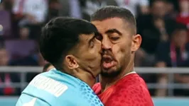 O goleiro se chocou com  o zagueiro Majid Hosseini