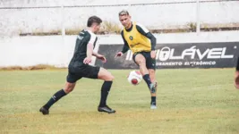 Lateral esquerdo Leonan (de costas) e atacante Fabinho (frente) diputam bola nos treinos do Remo