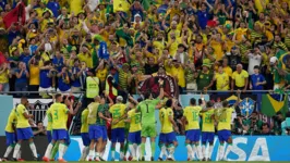 Jogadores comemoram com os torcedores, a segunda vitória do Brasil na Copa do Mundo