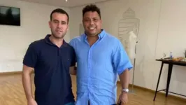 Novo executivo do Remo, Thiago Gasparino (esquerda) ao lado de Ronaldo Fenômeno na Espanha