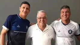 Técnico Josué Teixeira (centro), ao lado do goleiro Vinicius (esquerda) e do preparador Juninho (direita)