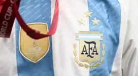 Argentina já tem camisa atualizada com as três estrelas (78, 86 e 22).