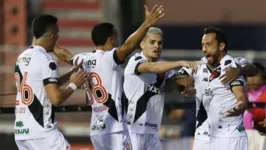 Vasco sofreu, mas comemorou no início e no fim do jogo