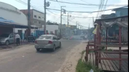 Manifestantes queimaram madeira e entulho para interditar a Avenida Bernardo Sayão, neste sábado (12).