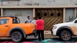 Agentes do Gaeco em frente à casa do prefeito William Fonseca, em Oriximiná, nesta terça-feira (29).