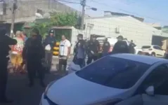 O carro ficou crivado de bala..