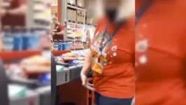 A idosa de 69 anos trabalha como operadora de caixa em um supermercado do RJ