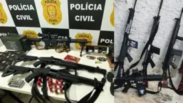 Armamento apreendido com empresário bolsonarista em Brasília (à esquerda) e armas do Comando Vermelho apreendidas em operação do Rio de Janeiro  (à direita).