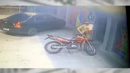 Criminoso tentou dar partida na moto, mas não conseguiu e, antes que fosse flagrado pelo dono do veículo, fugiu do local.