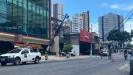 Poste quase ficou danificado após acidentes envolvendo caminhão, na Avenida Conselheiro Furtado.