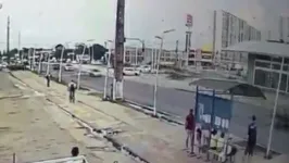 Imagem ilustrativa da notícia Vídeo: carro invadiu BRT e causou acidente com viatura da PC