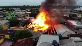 Centro Folclórico é incendiado após soltura de fogos de artifício.