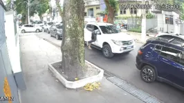 Dupla assalta motoristas parados no semáforo de Belém